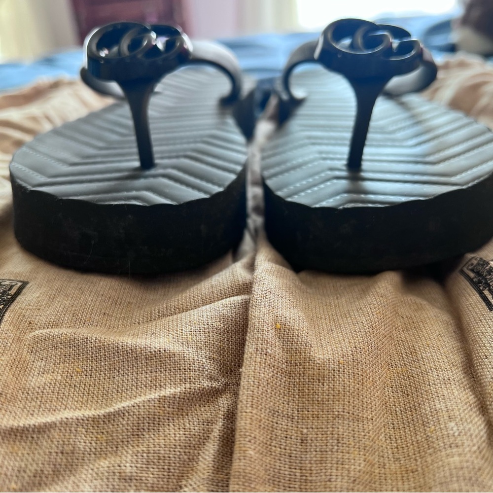 Gucci GG Black Chevron Flip Flops size 39 - Picture 2 of 9